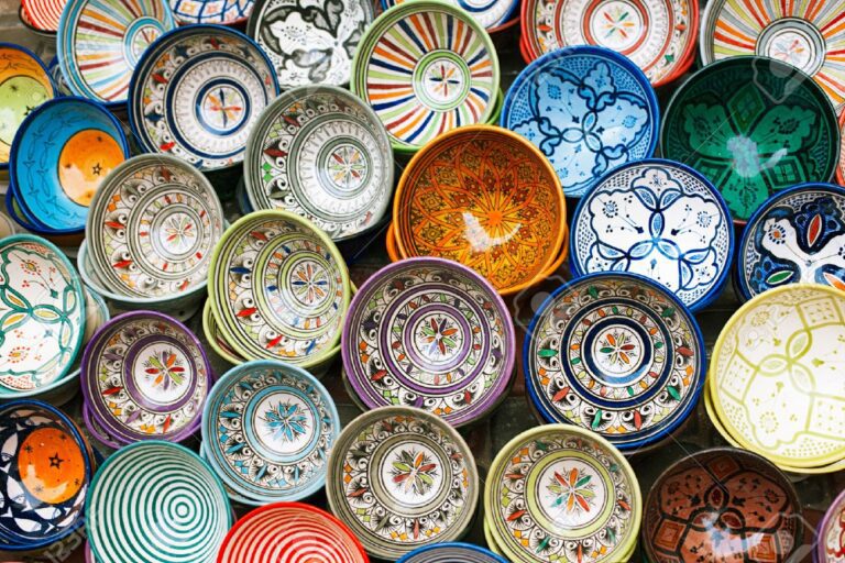 26069922 artisanat marocain souk souvenirs dans la medina essaouira maroc